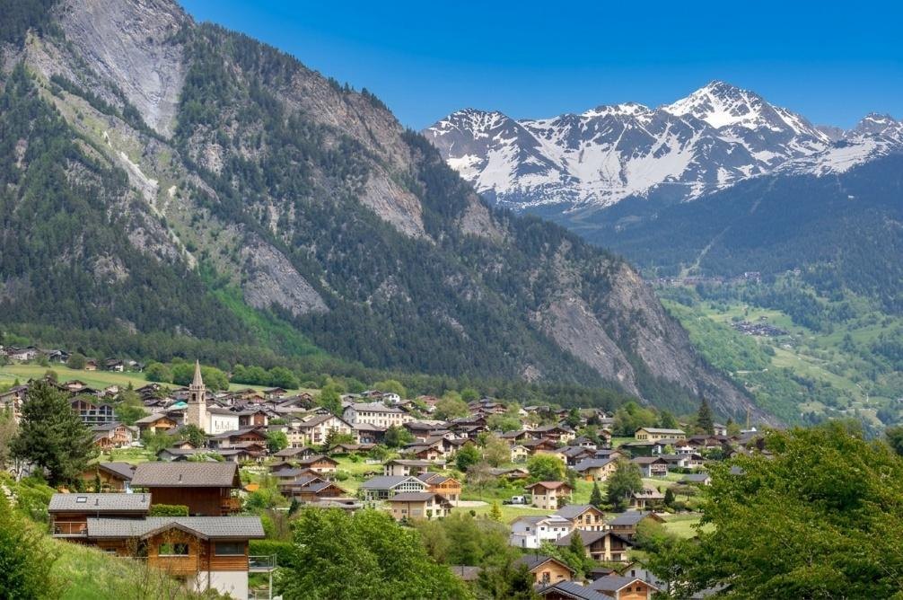 Le village de Vollèges dans le Val de Bagnes, entouré de montagnes